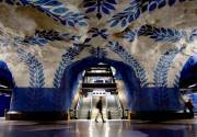 T-Centralen, Estocolmo. Tiene una plataforma de un llamativo color azul y blanco, que semeja a una cueva en T-Centralen