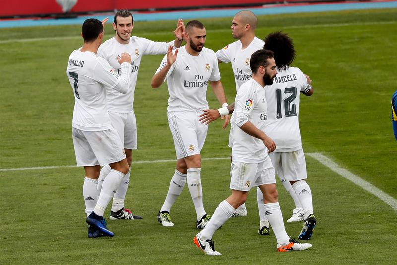 Con goles de Benzema, Isco, Bale, James y Cristiano, el Madrid logra la victoria que lo coloca a un punto del líder