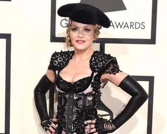 Madonna lució un atrevido vestido de Givency