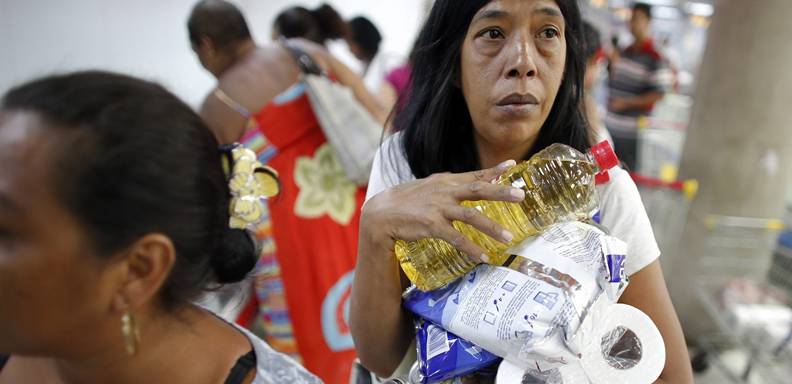 Los venezolanos realizan un diario peregrinaje por farmacias y expendios de alimentos