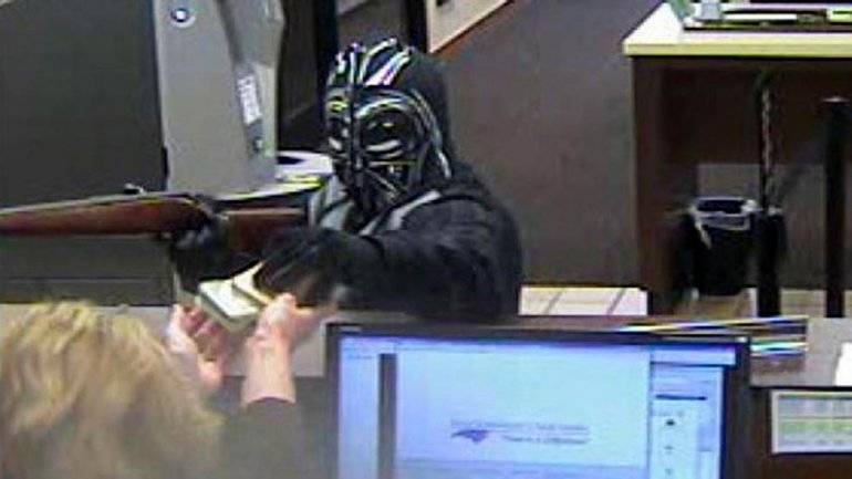 Un hombre asaltó un banco disfrazado de Darth Vader