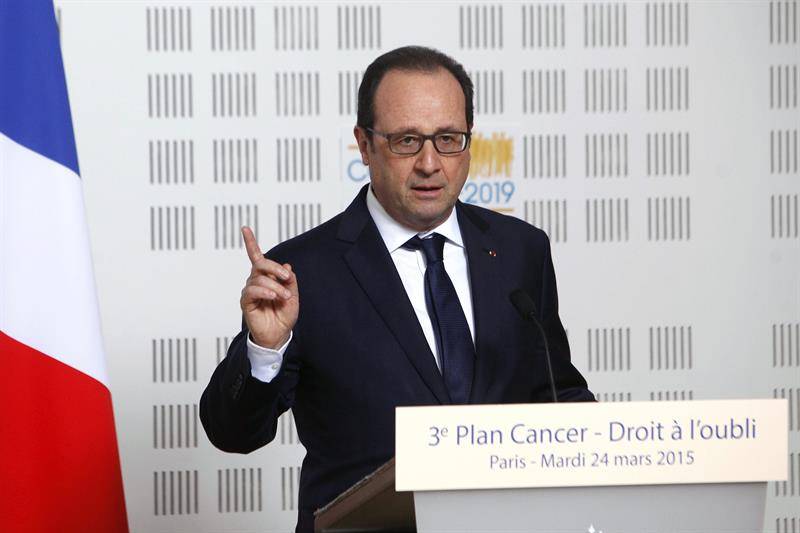 François Hollande explicó que el socorro demorará unas horas en llegar al área del accidente del avión de Greenwings