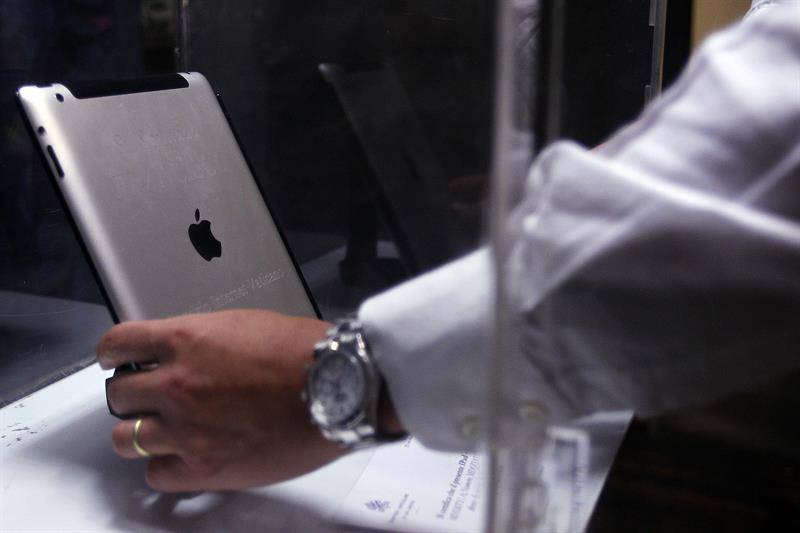 El iPad del papa Francisco podría subastarse por 40 mil dólares