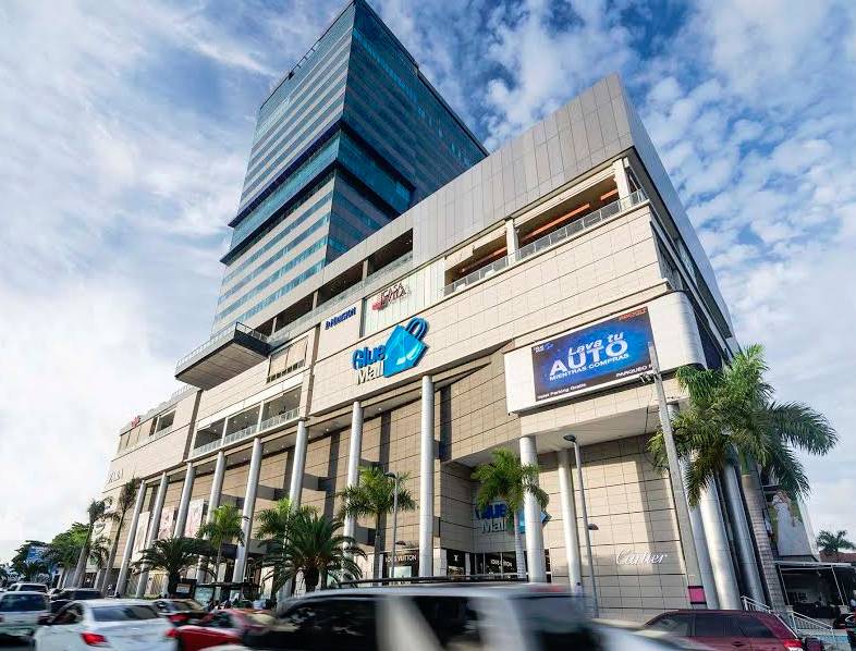 Ubicado en el exclusivo Blue Mall Santo Domingo, ha obtenido importantes reconocimientos por su excelencia en instalaciones y servicios