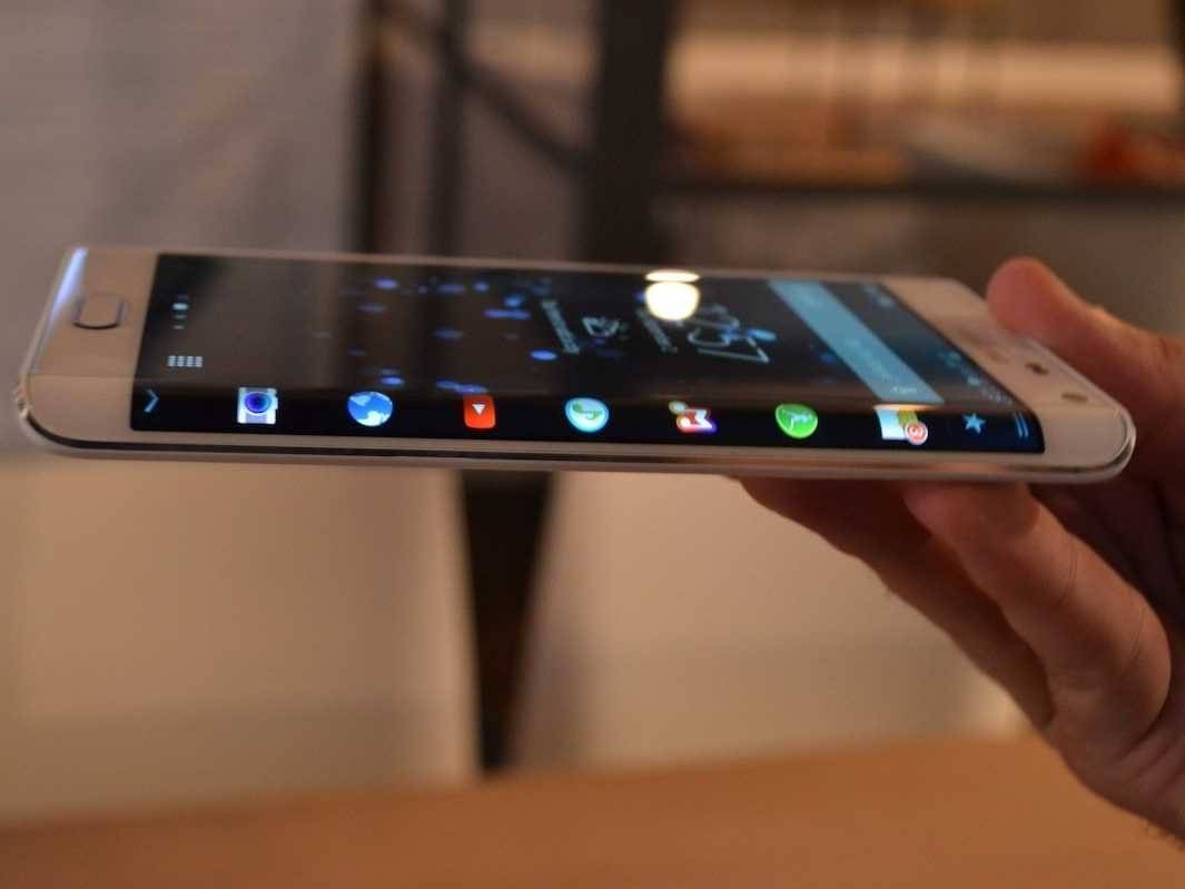 En el Samsung Galaxy S6 Edge existen componentes y factores que hacen que el test de resistencia sea especialmente llamativo