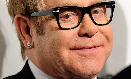 Elton John promueve un boicot contra los diseñadores Dolce & Gabanna a consecuencia de unas declaraciones publicadas por 'Panorama'