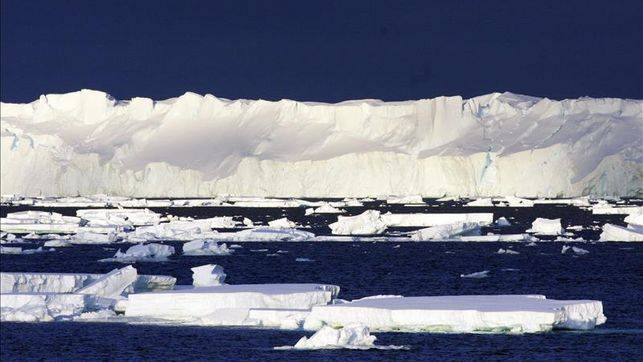 El glaciar antártico Totten, uno de los más grandes del planeta, oculta dos canales submarinos que permiten la entrada de aguas cálidas