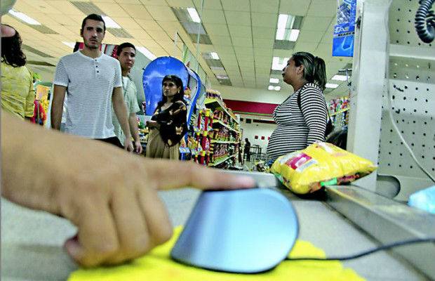 El superintendente nacional de Precios Justos, Andrés Eloy Méndez, aseguró que en unos 45 días estarán funcionando los equipos captahuellas en todos los supermercados del país.