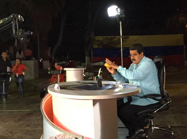 Le lanzan un mango a Maduro