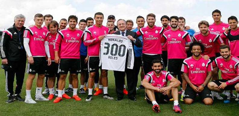 Cristiano Ronaldo celebra sus 300 goles junto al equipo
