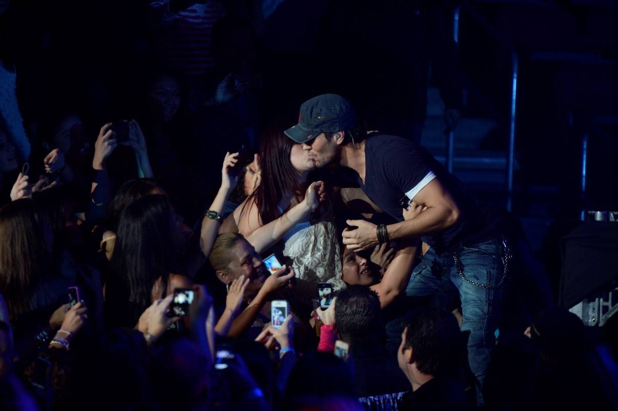 Enrique Iglesias se cayó en el Brahva Summer Fest 2015