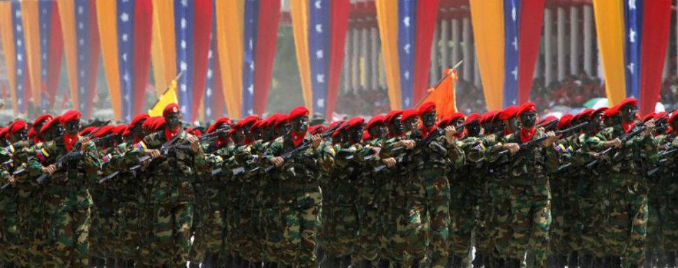 Movilización militar en desfile