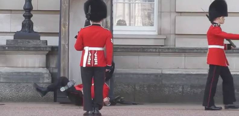 A pesar de la seriedad, este guardia del Palacio de Buckingham no aguantó la risa