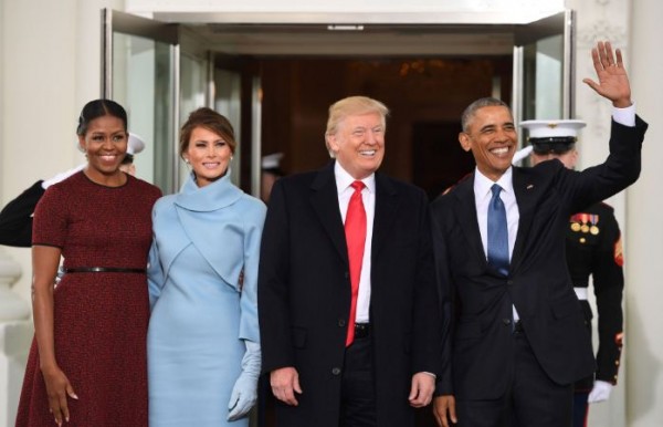 Donald Trump, entró en la Casa Blanca junto con su esposa, Melania, para reunirse con Barack y Michelle Obama antes de partir todos al Capitolio para la ceremonia de transmisión de mando/ Foto: @FoxNews