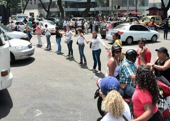 Un grupo de se concentró a las afueras del Ministerio Penitenciario en la avenida Venezuela de El Rosal.