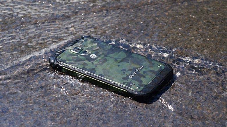 el Samsung Galaxy S6, su pantalla y su cuerpo de cristal pasaran por algo más que el test de caída o de torsión, ambos los hemos visto ya y algunos se saldaron con polémica y respuesta oficial de Samsung.