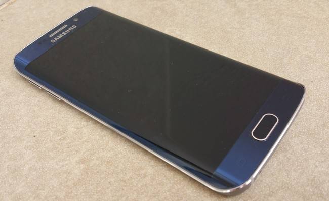 Samsung Galaxy S6 Edge el grosor de este modelo es de sólo 7 milímetros y que su peso se queda en los 132 gramos
