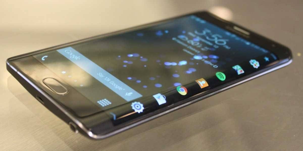 El Samsung Galaxy S6 Edge es, hoy por hoy, el teléfono inteligente más especial del mercado, gracias a su pantalla curva en los laterales, y a ese diseño de cristal y metal que lo iguala al iPhone 6 en calidad de fabricación
