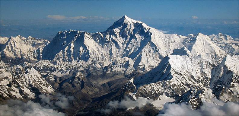 El monte Everest se ha desplazado 40 centímetros en 10 años