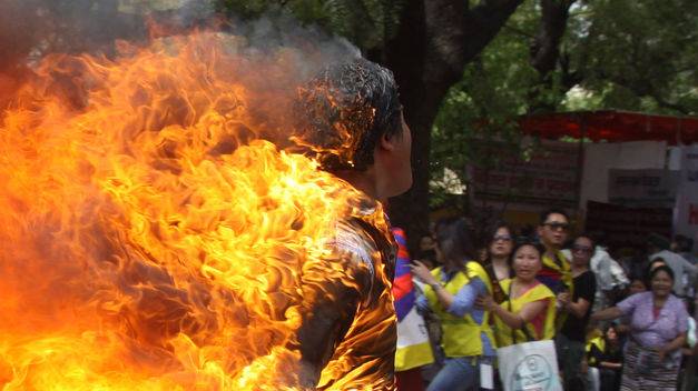 Monja se prende en fuego en Tíbet