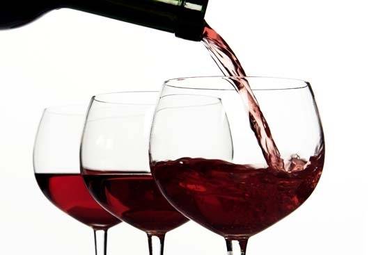 El vino tinto y la sustancia contenida en él, llamada resveratrol, podrían ser buenos para el corazón. Descubra las verdades y exageraciones sobre el vino tinto y su repercusión cardíaca.