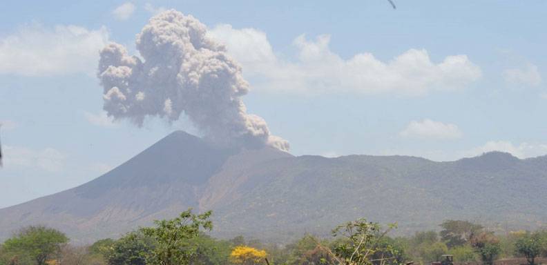 El volcán Telica hizo erupción este domingo