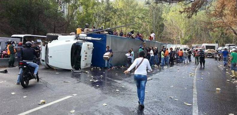 Gandola volcada en Tazón obstruye el tránsito