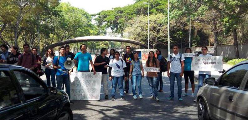 Estudiantes de la UCV exigen que se les garantice su seguridad