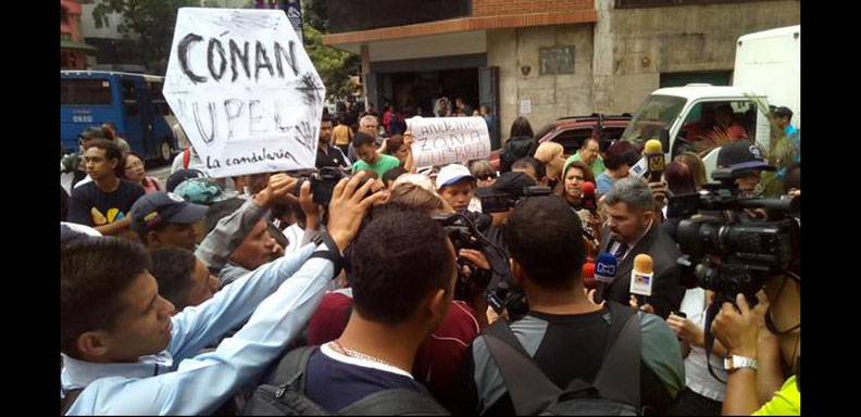 Estudiantes y familiares de Conan Quintana protestan en varios puntos del país