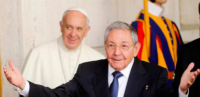 Raúl Castro aseguró que volverá a la iglesia "si el papa sigue así"
