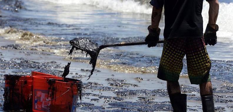 El petróleo derramado en California podría tardar meses en limpiarse completamente