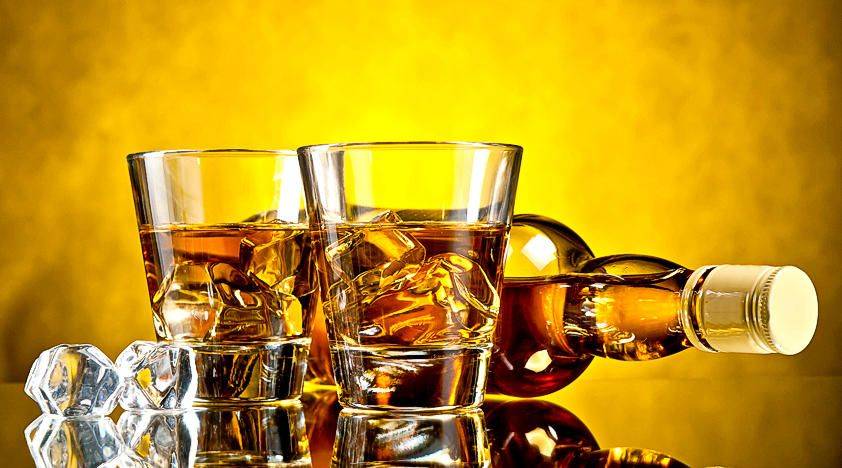 Las primeras destilaciones registradas de whisky fueron a principios del siglo XV, cuando lo hacían los irlandeses y escoceses, llamándolo "Aqua Vitae" (Agua de la Vida), por sus propiedades medicinales