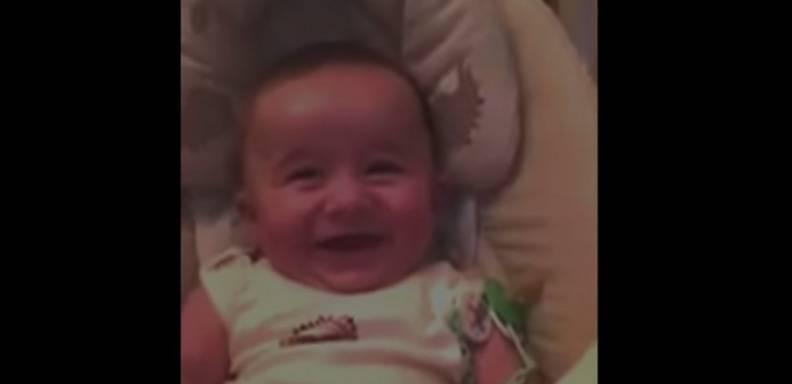 Este bebé se ría bastante fuerte