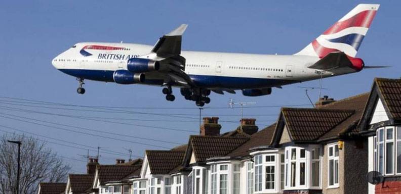 El avión, de la aerolínea British Airways (BA), procedía de Johannesburgo y se disponía a aterrizar en el aeropuerto londinense de Heathrow, tras un trayecto de 13.000 kilómetros.