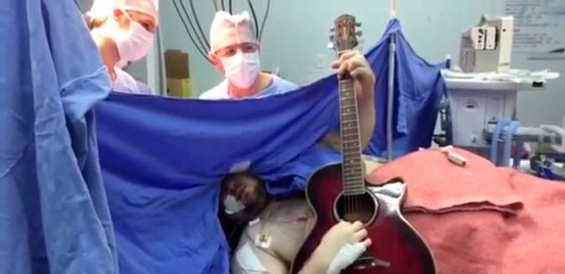 Un hombre tocó y cantó varias canciones con su guitarra mientras le operaban un tumor cerebral