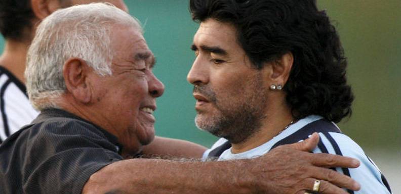 Maradona afronta la muerte de su padre