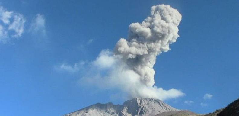 El volcán Ubinas registró una nueva explosión