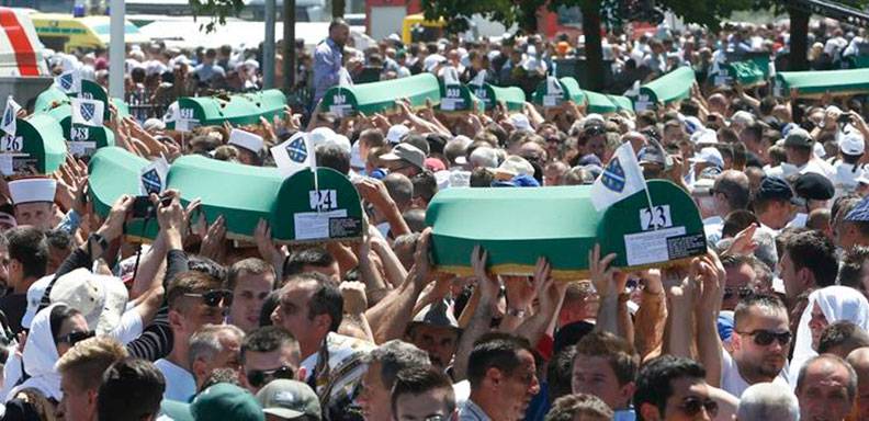 Un ministro fue agredido en celebración de aniversario de Srebrenica