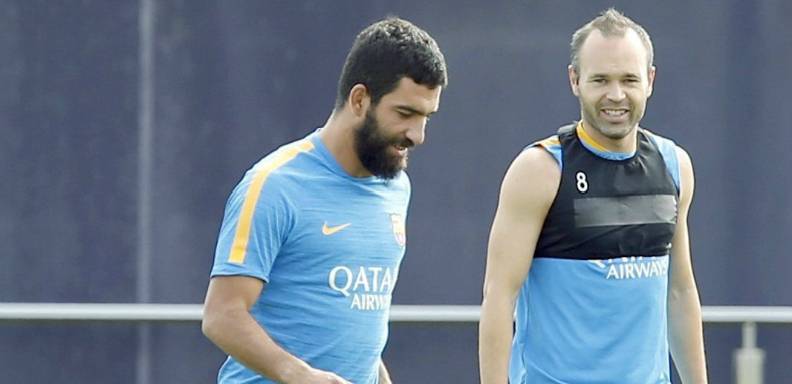 El centrocampista turco del Barcelona, Arda Turan, sufrió en el entrenamiento de este viernes un esguince de segundo grado del ligamento lateral del tobillo derecho