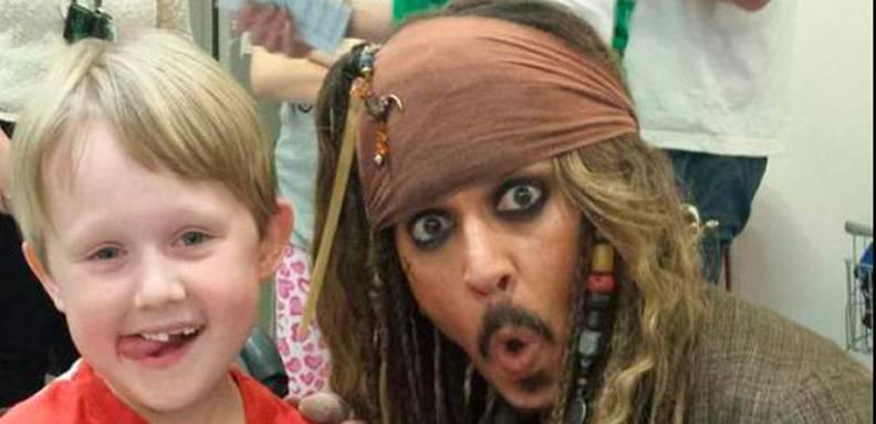 Johnny Depp llevó sonrisas a un hospital infantil en Australia