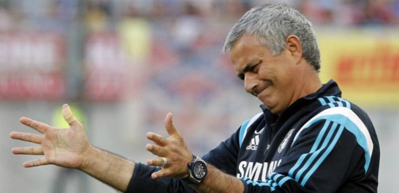 El entrenador del Chelsea, José Mourinho, respondió con ironía a la esposa del entrenador del Real Madrid, Rafael Benítez, que debería "ocupar su tiempo en cuidar la dieta su marido"