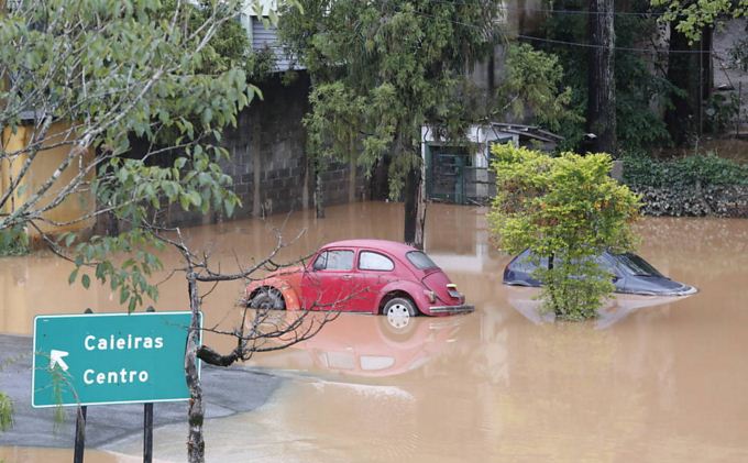 Las lluvias torrenciales del verano tropical en Sao Paulo dejaron casas y vehículos bajo el agua