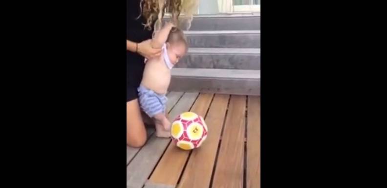 Shakira mostró las habilidades futbolísticas de Sasha en un video que compartió en sus redes sociales