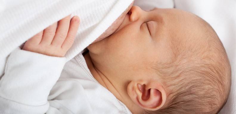 Se debe amamantar dentro de la primera hora después del parto para reducir el riesgo de muerte en 22%