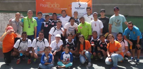 el Voluntariado TodoTicket se trasladó a la Casa Don Bosco de Sarría, junto a los representantes de la Fundación Amigos del Deportivo Petare e integrantes del Deportivo Petare Fútbol Club, para brindar a sus estudiantes un rato sano y divertido