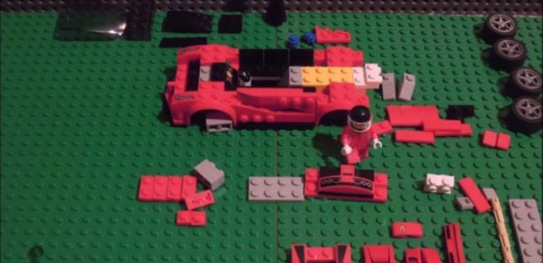 Un video muestra, a través del stop motion. un hombrecito de Lego armando un vehículo de Ferrari