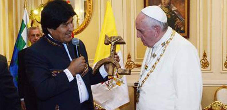 Papa Francisco intercambia obsequios con el presidente de Bolivia, Evo Morales