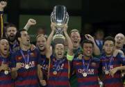 Iniesta alzó la quinta Supercopa del conjunto español/Foto: EFE