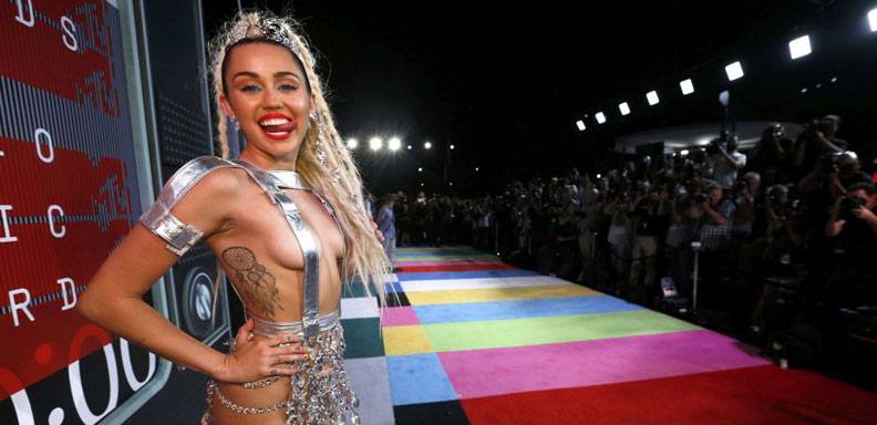 Polémicos verstidos de Miley Cyrus en los VMA's 2015