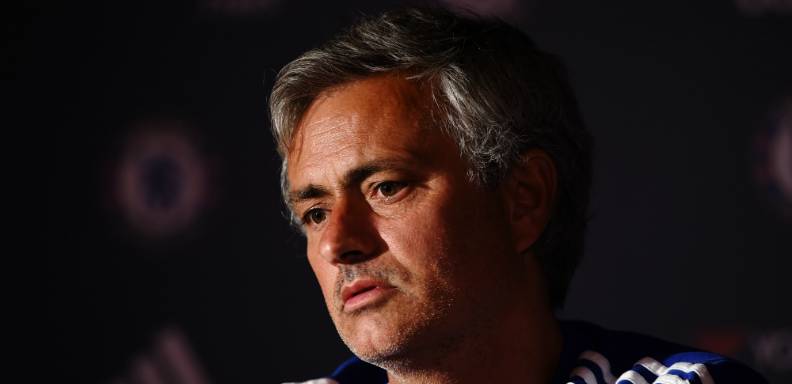 El portugués José Mourinho renovó su contrato como entrenador del Chelsea hasta 2019, anunció este viernes el club londinense